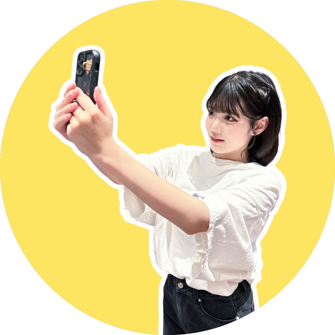 スマホで自撮りしている画像